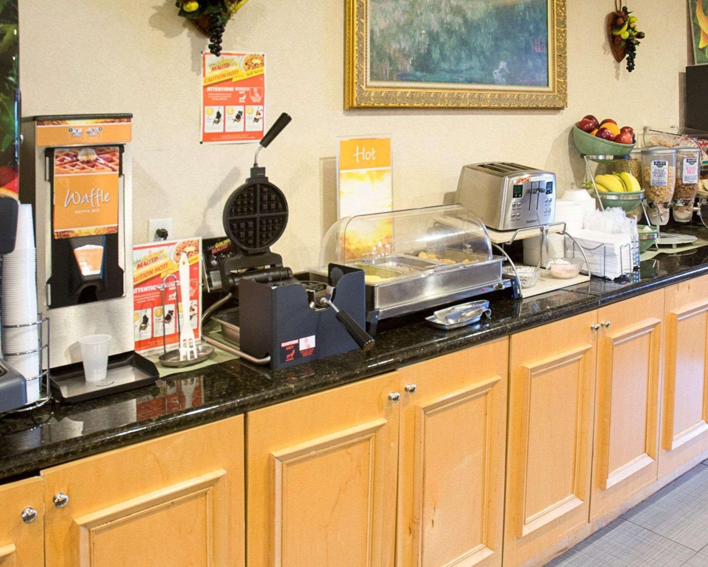 Quality Inn & Suites Quantico Stafford Eksteriør billede