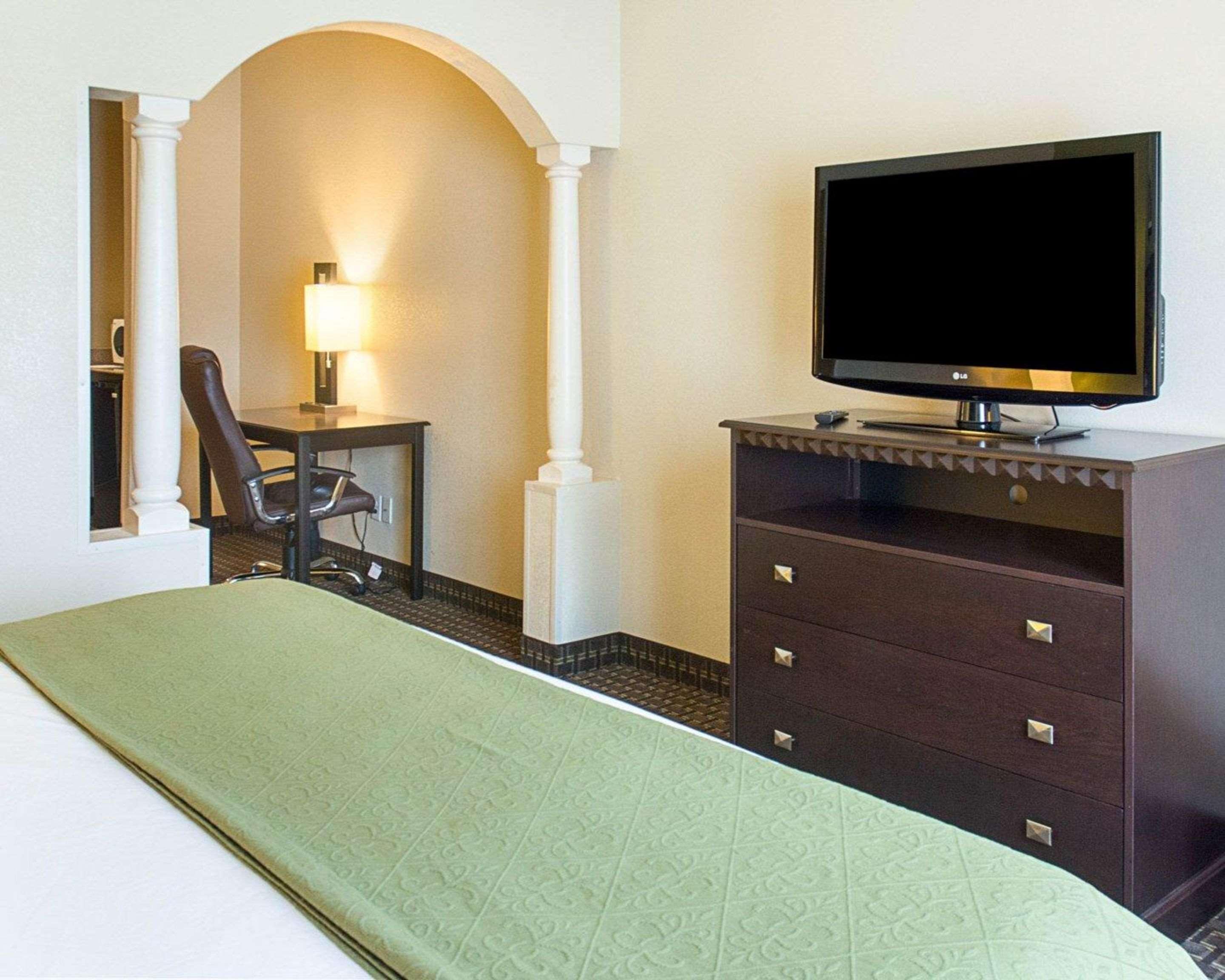 Quality Inn & Suites Quantico Stafford Eksteriør billede
